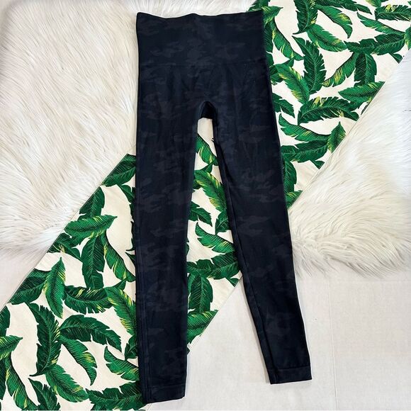 Spanx Look at Me Now Seamless Leggings in black camo 079 - Picture 2 of 3